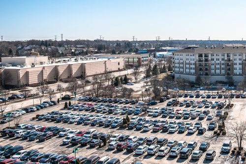 Parkplatz mit vielen Autos